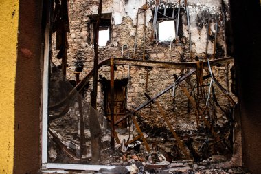 Kherson City 'deki sanat eserleri zarar görmüş. Kherson şehri sürekli olarak Rus bombardımanı altındadır. Çok az sivil kalmıştır ve tüm işletmeler kapanmıştır. Binalar sivil hedeflerdir.