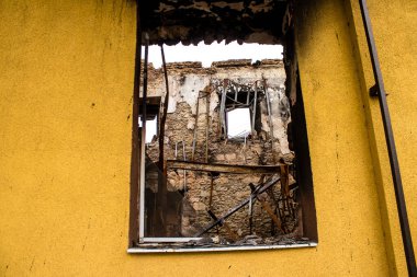 Kherson City 'deki sanat eserleri zarar görmüş. Kherson şehri sürekli olarak Rus bombardımanı altındadır. Çok az sivil kalmıştır ve tüm işletmeler kapanmıştır. Binalar sivil hedeflerdir.