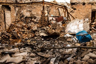 Kherson City 'deki sanat eserleri zarar görmüş. Kherson şehri sürekli olarak Rus bombardımanı altındadır. Çok az sivil kalmıştır ve tüm işletmeler kapanmıştır. Binalar sivil hedeflerdir.