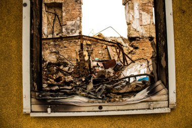 Kherson City 'deki sanat eserleri zarar görmüş. Kherson şehri sürekli olarak Rus bombardımanı altındadır. Çok az sivil kalmıştır ve tüm işletmeler kapanmıştır. Binalar sivil hedeflerdir.