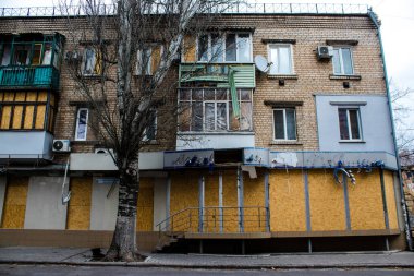 Kherson City 'deki sanat eserleri zarar görmüş. Kherson şehri sürekli olarak Rus bombardımanı altındadır. Çok az sivil kalmıştır ve tüm işletmeler kapanmıştır. Binalar sivil hedeflerdir.