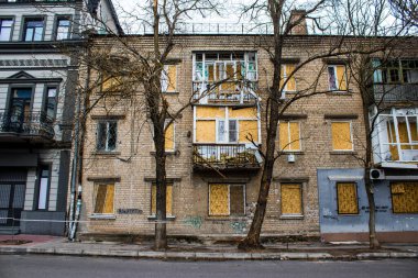 Kherson City 'deki sanat eserleri zarar görmüş. Kherson şehri sürekli olarak Rus bombardımanı altındadır. Çok az sivil kalmıştır ve tüm işletmeler kapanmıştır. Binalar sivil hedeflerdir.