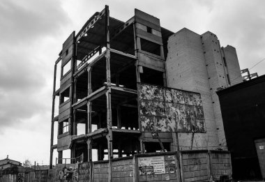 Kherson City 'deki sanat eserleri zarar görmüş. Kherson şehri sürekli olarak Rus bombardımanı altındadır. Çok az sivil kalmıştır ve tüm işletmeler kapanmıştır. Binalar sivil hedeflerdir.