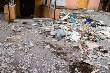 Kherson City 'deki bir binanın enkazı hasar görmüş. Kherson şehri sürekli olarak Rus bombardımanı altındadır. Çok az sivil kalmıştır ve tüm işletmeler kapanmıştır. Binalar sivil hedeflerdir.