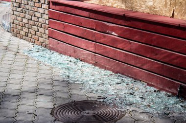 Kherson City 'deki bir binanın enkazı hasar görmüş. Kherson şehri sürekli olarak Rus bombardımanı altındadır. Çok az sivil kalmıştır ve tüm işletmeler kapanmıştır. Binalar sivil hedeflerdir.