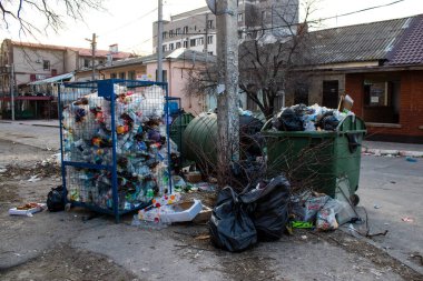 Çöp tenekeleri Kherson sokaklarında çöp dolu. Şehirde kalan insanlar için sürekli Rus bombardımanı çöpleri toplamayı zorlaştırıyor..