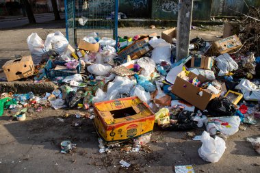 Çöp tenekeleri Kherson sokaklarında çöp dolu. Şehirde kalan insanlar için sürekli Rus bombardımanı çöpleri toplamayı zorlaştırıyor..
