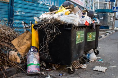 Çöp tenekeleri Kherson sokaklarında çöp dolu. Şehirde kalan insanlar için sürekli Rus bombardımanı çöpleri toplamayı zorlaştırıyor..
