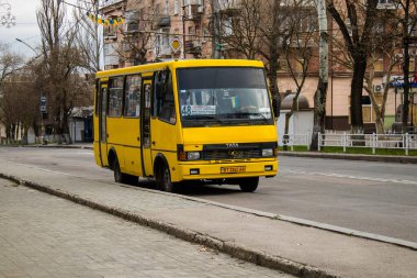 Yerel otobüs Kherson caddesinde ilerliyor. Kherson şehri sürekli olarak Rus bombardımanı altındadır. Çok az sivil kalmıştır ve tüm işletmeler kapanmıştır..