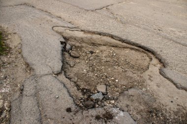 Kherson 'un ana caddesini vuran topçu ateşi. Şehir sürekli olarak Rus bombardımanı altında..