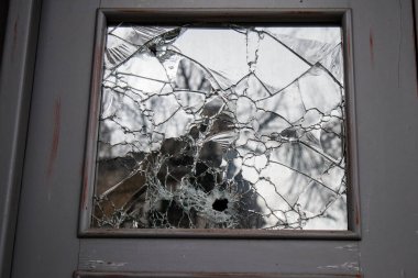 Kherson City 'deki sanat eserleri tarafından hasar görmüş. Kherson şehri sürekli olarak Rus bombardımanı altındadır. Çok az sivil kalmıştır ve tüm işletmeler kapanmıştır. Binalar sivil hedeflerdir.
