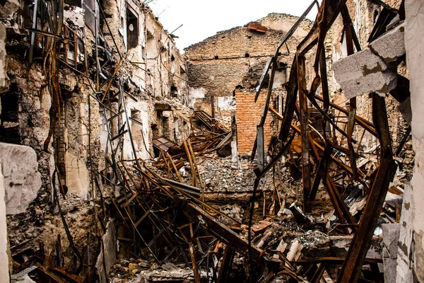 stock image Building damage by artilery in Kherson city. The city of Kherson is constantly under Russian bombardment, there are very few civilians left and all the businesses are closed. Buildings are civilian targets