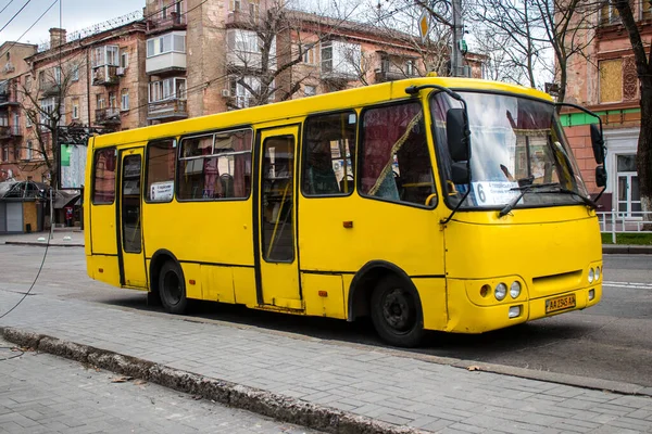 Der Örtliche Bus Rollt Der Straße Von Cherson Die Stadt — Stockfoto