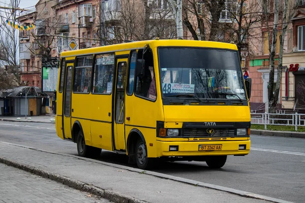 当地的公共汽车在Kherson街上开着车 赫尔松市不断受到俄罗斯的轰炸 平民所剩无几 所有的商店都被关闭了 — 图库照片
