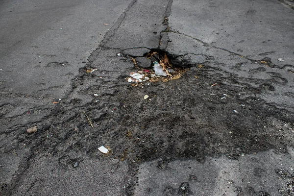 stock image Impact of artillery fire which hit the main street of Kherson. The city is constantly under Russian bombardment.