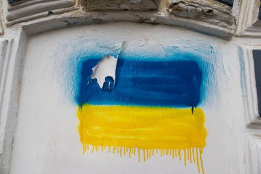 Rus işgali sırasında Kherson şehrinin duvarlarına ve anıtlarına partizanlar tarafından resmedilen Ukrayna bayrağı ve logosu. Rus birlikleri dokuz aylık bir işgalden sonra Kherson 'dan ayrıldı..