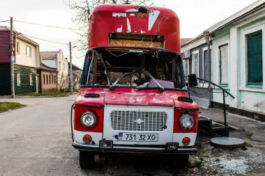 Müşterilere kahve ve içki ikram eden bu otobüs Rus ordusu tarafından Kherson şehrini işgal ettiklerinde yok edildi. İşletmeler ve siviller genellikle birincil hedeflerdir..