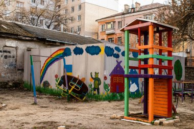 Kherson 'da halka açık bir bahçede terk edilmiş bir çocuk parkı. Çocuklar sürekli Rus bombardımanı altında olan şehirden tahliye edildi. Kasaba siviller için çok tehlikeli olmaya başladı..