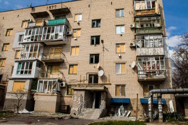 Kherson City 'deki topçu ateşinden hasar görmüş. Kherson şehri sürekli olarak Rus bombardımanı altındadır. Çok az sivil kalmıştır ve tüm işletmeler kapanmıştır. Binalar sivil hedeflerdir.