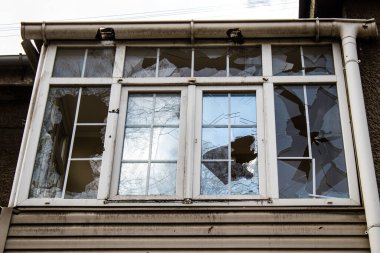 Kherson City 'deki topçu birliklerinin hasar verdiği cephe. Kherson şehri sürekli olarak Rus bombardımanı altındadır. Çok az sivil kalmıştır ve tüm işletmeler kapanmıştır. Binalar sivil hedeflerdir.