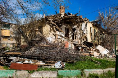 Kherson City 'deki topçu ateşinden hasar görmüş. Kherson şehri sürekli olarak Rus bombardımanı altındadır. Çok az sivil kalmıştır ve tüm işletmeler kapanmıştır. Binalar sivil hedeflerdir.