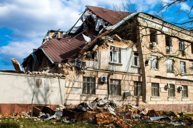 Kherson City 'deki topçu ateşinden hasar görmüş. Kherson şehri sürekli olarak Rus bombardımanı altındadır. Çok az sivil kalmıştır ve tüm işletmeler kapanmıştır. Binalar sivil hedeflerdir.