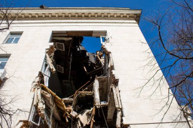 Kherson City 'deki topçu ateşinden hasar görmüş. Kherson şehri sürekli olarak Rus bombardımanı altındadır. Çok az sivil kalmıştır ve tüm işletmeler kapanmıştır. Binalar sivil hedeflerdir.