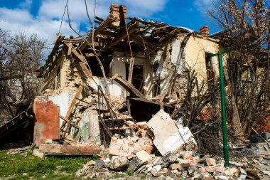 Kherson City 'deki topçu ateşinden hasar görmüş. Kherson şehri sürekli olarak Rus bombardımanı altındadır. Çok az sivil kalmıştır ve tüm işletmeler kapanmıştır. Binalar sivil hedeflerdir.