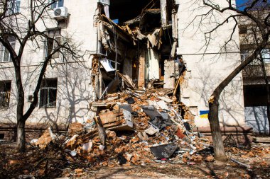 Kherson City 'deki topçu ateşinden hasar görmüş. Kherson şehri sürekli olarak Rus bombardımanı altındadır. Çok az sivil kalmıştır ve tüm işletmeler kapanmıştır. Binalar sivil hedeflerdir.