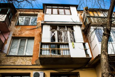 Kherson City 'deki topçu ateşinden hasar görmüş. Kherson şehri sürekli olarak Rus bombardımanı altındadır. Çok az sivil kalmıştır ve tüm işletmeler kapanmıştır. Binalar sivil hedeflerdir.