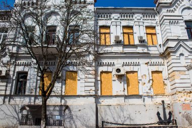 Kherson City 'deki topçu birliklerinin hasar verdiği cephe. Kherson şehri sürekli olarak Rus bombardımanı altındadır. Çok az sivil kalmıştır ve tüm işletmeler kapanmıştır. Binalar sivil hedeflerdir.