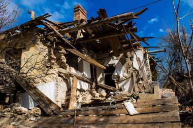 Kherson City 'deki topçu ateşinden hasar görmüş. Kherson şehri sürekli olarak Rus bombardımanı altındadır. Çok az sivil kalmıştır ve tüm işletmeler kapanmıştır. Binalar sivil hedeflerdir.