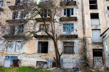 Kherson City 'deki topçu ateşinden hasar görmüş. Kherson şehri sürekli olarak Rus bombardımanı altındadır. Çok az sivil kalmıştır ve tüm işletmeler kapanmıştır. Binalar sivil hedeflerdir.