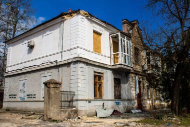 Kherson City 'deki topçu ateşinden hasar görmüş. Kherson şehri sürekli olarak Rus bombardımanı altındadır. Çok az sivil kalmıştır ve tüm işletmeler kapanmıştır. Binalar sivil hedeflerdir.