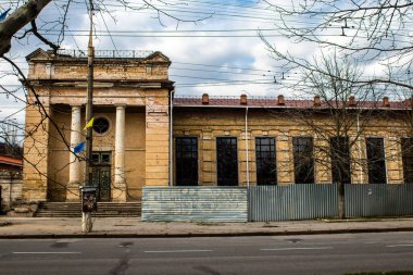 Kherson City 'deki topçu ateşinden hasar görmüş. Kherson şehri sürekli olarak Rus bombardımanı altındadır. Çok az sivil kalmıştır ve tüm işletmeler kapanmıştır. Binalar sivil hedeflerdir.
