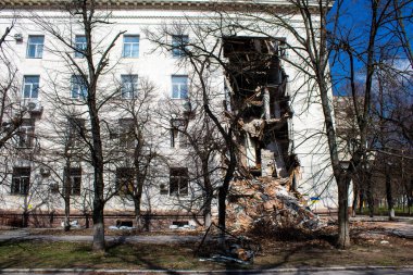Kherson City 'deki topçu ateşinden hasar görmüş. Kherson şehri sürekli olarak Rus bombardımanı altındadır. Çok az sivil kalmıştır ve tüm işletmeler kapanmıştır. Binalar sivil hedeflerdir.
