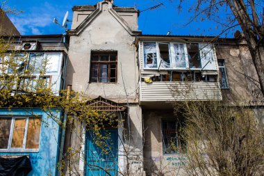 Kherson City 'deki topçu ateşinden hasar görmüş. Kherson şehri sürekli olarak Rus bombardımanı altındadır. Çok az sivil kalmıştır ve tüm işletmeler kapanmıştır. Binalar sivil hedeflerdir.