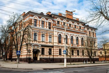 Kherson City 'deki topçu ateşinden hasar görmüş. Kherson şehri sürekli olarak Rus bombardımanı altındadır. Çok az sivil kalmıştır ve tüm işletmeler kapanmıştır. Binalar sivil hedeflerdir.