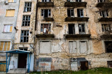 Kherson City 'deki topçu ateşinden hasar görmüş. Kherson şehri sürekli olarak Rus bombardımanı altındadır. Çok az sivil kalmıştır ve tüm işletmeler kapanmıştır. Binalar sivil hedeflerdir.