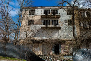 Kherson City 'deki topçu ateşinden hasar görmüş. Kherson şehri sürekli olarak Rus bombardımanı altındadır. Çok az sivil kalmıştır ve tüm işletmeler kapanmıştır. Binalar sivil hedeflerdir.