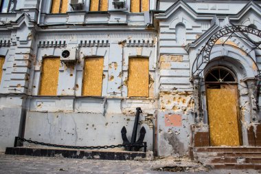 Kherson City 'deki topçu birliklerinin hasar verdiği cephe. Kherson şehri sürekli olarak Rus bombardımanı altındadır. Çok az sivil kalmıştır ve tüm işletmeler kapanmıştır. Binalar sivil hedeflerdir.