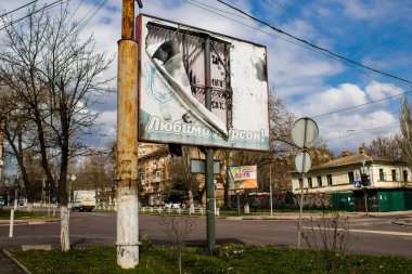 Kherson City 'deki topçu birliklerinin hasar verdiği cephe. Kherson şehri sürekli olarak Rus bombardımanı altındadır. Çok az sivil kalmıştır ve tüm işletmeler kapanmıştır. Binalar sivil hedeflerdir.