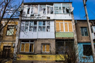 Kherson City 'deki topçu ateşinden hasar görmüş. Kherson şehri sürekli olarak Rus bombardımanı altındadır. Çok az sivil kalmıştır ve tüm işletmeler kapanmıştır. Binalar sivil hedeflerdir.