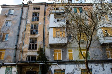 Kherson City 'deki topçu ateşinden hasar görmüş. Kherson şehri sürekli olarak Rus bombardımanı altındadır. Çok az sivil kalmıştır ve tüm işletmeler kapanmıştır. Binalar sivil hedeflerdir.
