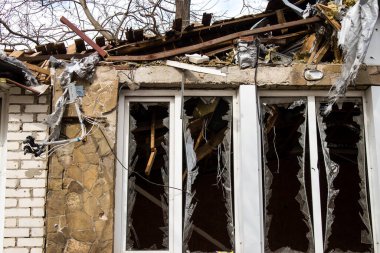 Kherson City 'deki topçu ateşinden hasar görmüş. Kherson şehri sürekli olarak Rus bombardımanı altındadır. Çok az sivil kalmıştır ve tüm işletmeler kapanmıştır. Binalar sivil hedeflerdir.