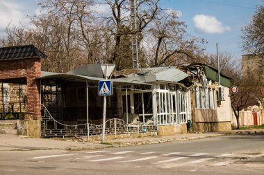 Kherson City 'deki topçu ateşinden hasar görmüş. Kherson şehri sürekli olarak Rus bombardımanı altındadır. Çok az sivil kalmıştır ve tüm işletmeler kapanmıştır. Binalar sivil hedeflerdir.