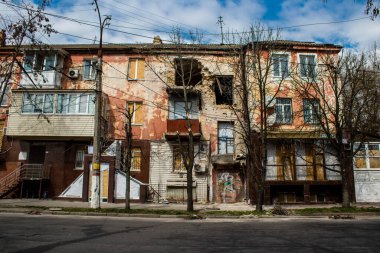 Kherson City 'deki topçu ateşinden hasar görmüş. Kherson şehri sürekli olarak Rus bombardımanı altındadır. Çok az sivil kalmıştır ve tüm işletmeler kapanmıştır. Binalar sivil hedeflerdir.