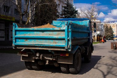 Siviller, Kherson şehir merkezinde Rus bombardımanının yol açtığı şarapnellerden korunmak için kum torbalarıyla koruyucu bir duvar örüyorlar. Bu korunma yöntemi basit ama çok etkilidir..