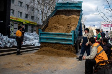 Siviller, Kherson şehir merkezinde Rus bombardımanının yol açtığı şarapnellerden korunmak için kum torbalarıyla koruyucu bir duvar örüyorlar. Bu korunma yöntemi basit ama çok etkilidir..