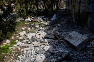 Kherson City 'deki topçu birliğinin hasar verdiği binanın dibinde enkaz var. Kherson şehri sürekli olarak Rus bombardımanı altındadır. Çok az sivil kalmıştır ve tüm işletmeler kapanmıştır. Binalar sivil hedeflerdir..